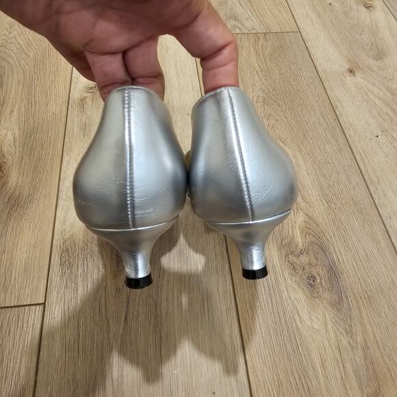 Naturalizer Gallent Silver Pointy Low Heel Pumps Size 7 - Picture 6 of 9